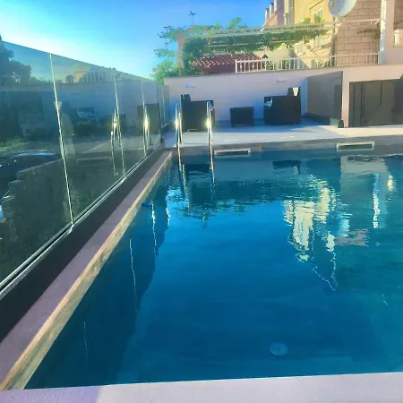 アパート Pero&mika With Swimming Pool *