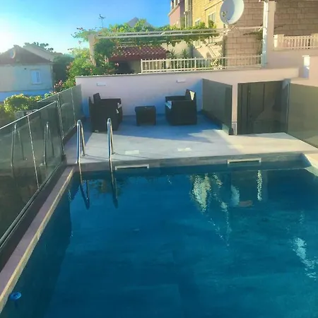 Pero&mika With Swimming Pool ドゥブロブニク