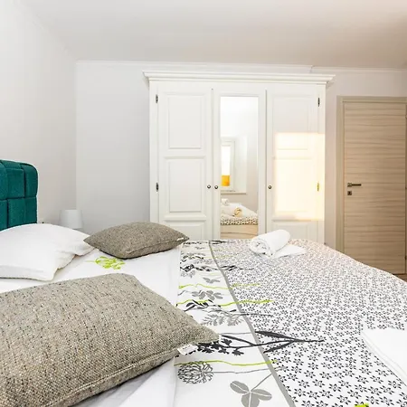 アパート Pero&mika With Swimming Pool