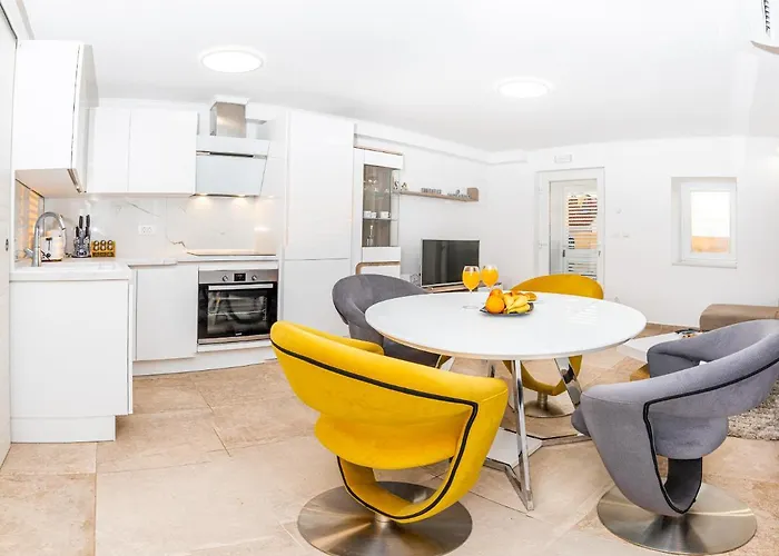 Pero&mika With Swimming Pool Lejlighed *