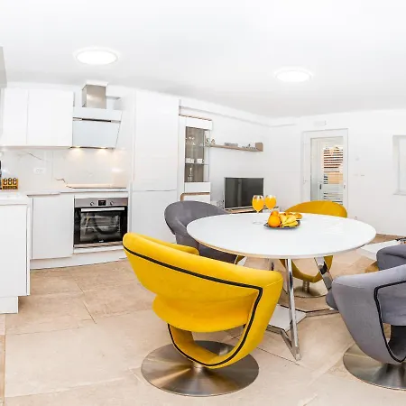 Pero&mika With Swimming Pool Daire *